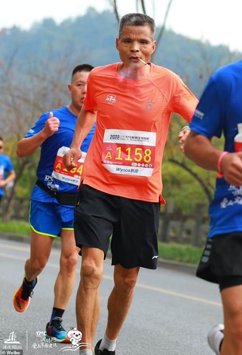 Chinese athletes smoke and run a marathon for 3 and a half hours - Photo 2