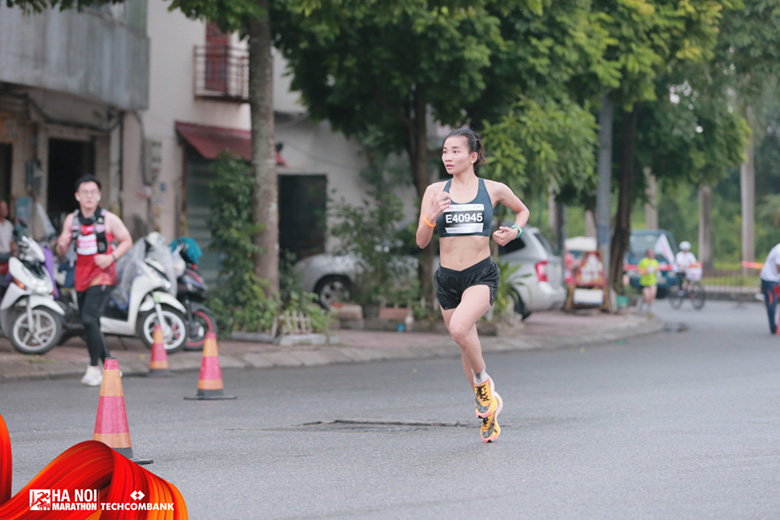 Nguyen Thi Oanh won the first time to attend an official marathon - Photo 2