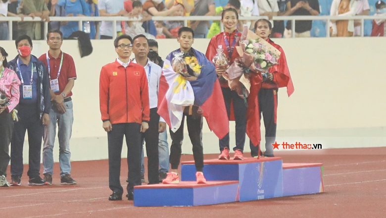 Nguyen Thi Oanh successfully defended the gold medal to run 5,000m of women at SEA Games 31 - Photo 2