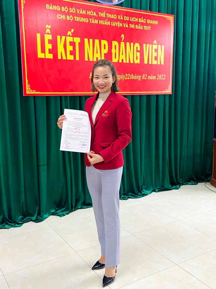 National athlete Nguyen Thi Oanh was admitted to the Party before the SEA Games 31 - Photo 1
