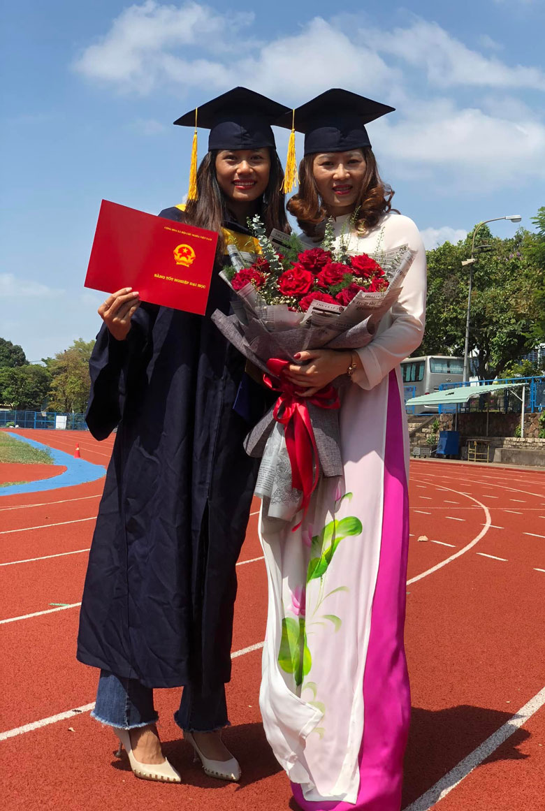 The national player of the beautiful Dataclon team during the graduation ceremony - Photo 2