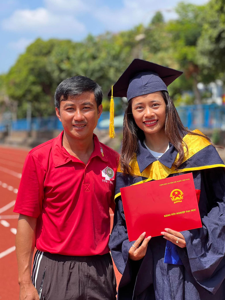 The national player of the beautiful Dataclon team in the graduation ceremony - Photo 1