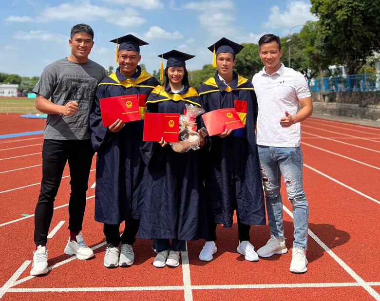 The national player of the beautiful Dataclon team during the graduation ceremony - Photo 9
