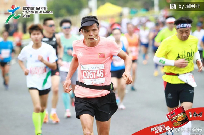 Chinese athletes both smoke and run a marathon for 3 and a half hours - Photo 1