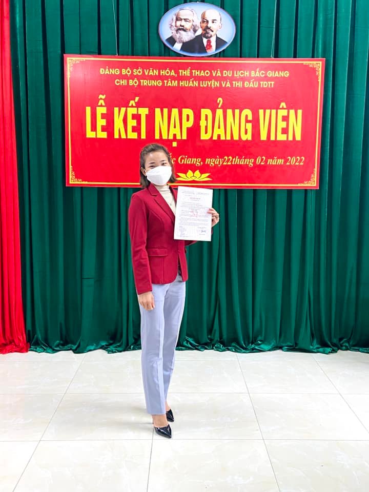 National athlete Nguyen Thi Oanh was admitted to the Party before the SEA Games 31 - Photo 2