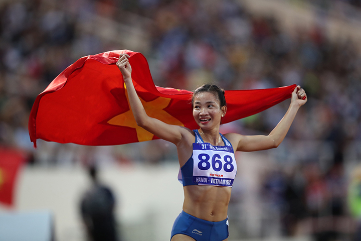 Nguyen Thi Huyen in the final of 400m female athletics in Asia 2023 - Photo 2