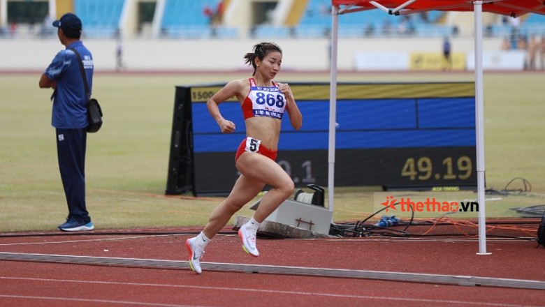 Nguyen Thi Oanh reaches the end of the content running 3000m overtaking obstacles at ASIAD 19 - Photo 1