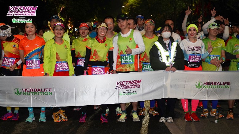 Nguyen Thi Oanh set a record, surpassed the Thai athletes to win the international marathon 2023 - Photo 1
