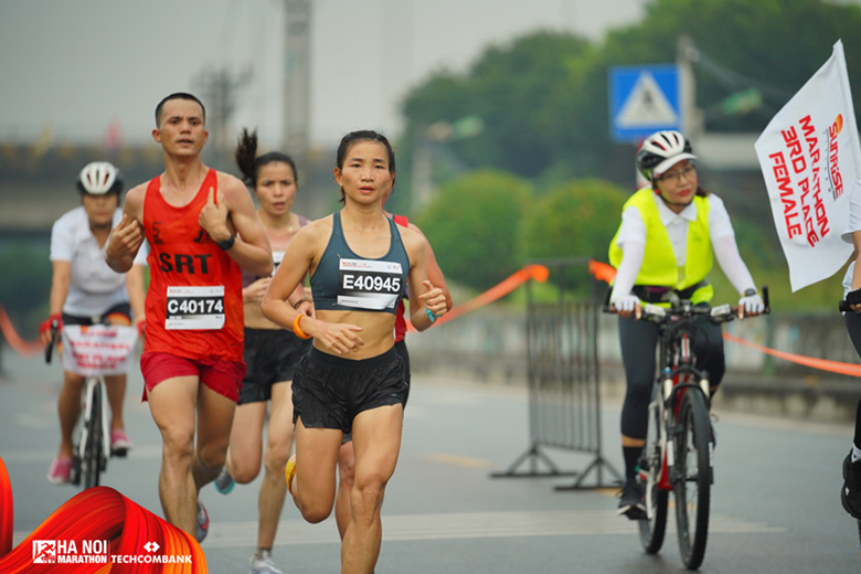 Nguyen Thi Oanh won the first time to attend an official marathon - Photo 1